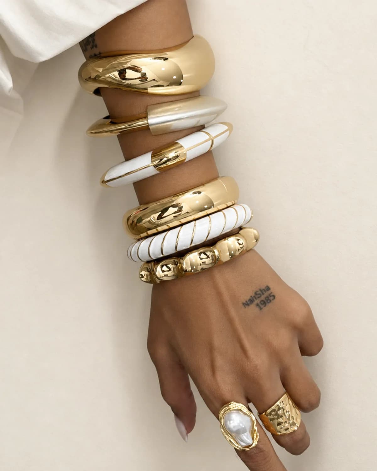 Pulso com mix de braceletes dourados e claros