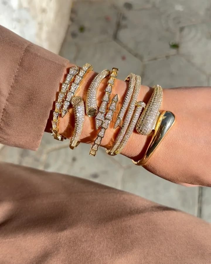 Pulso com mix de braceletes de alto acabamento